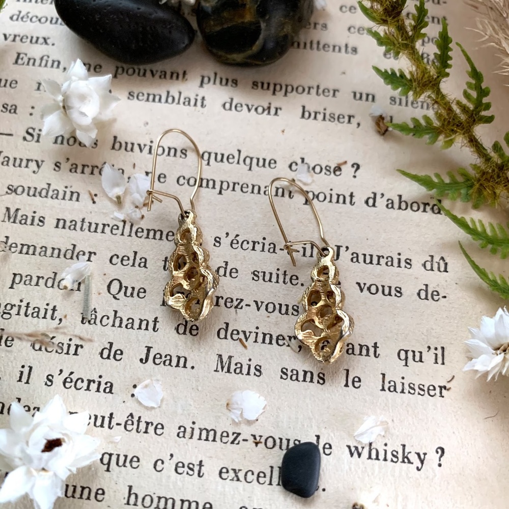 50's BAROQUE SCALLOPED ROPE LATTICE DANGLE EARRINGS - Picture 6 of 10